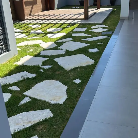 Caminho de pedra no jardim