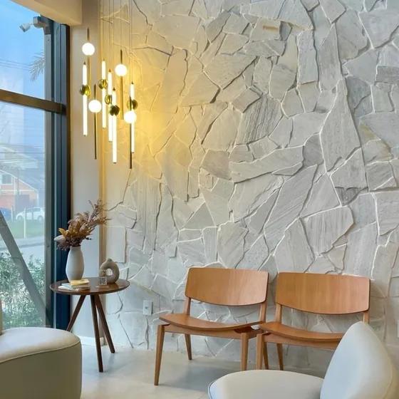 Sala de estar com parede em pedra natural branca