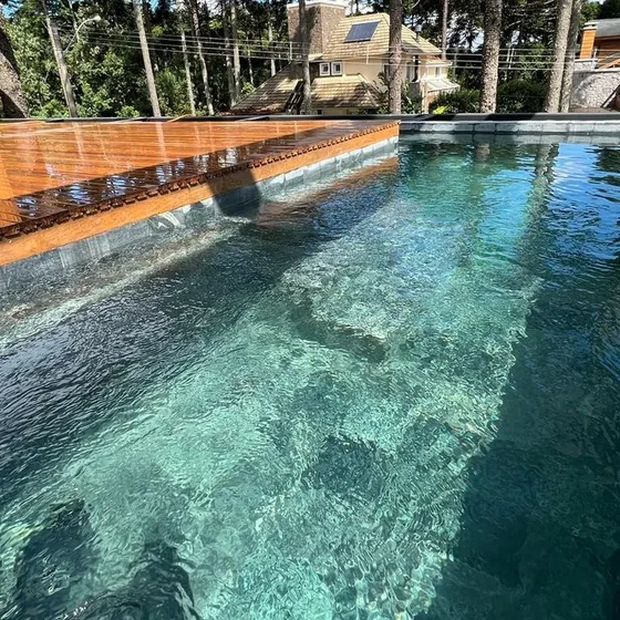Piscina revestida em pedra natural verde