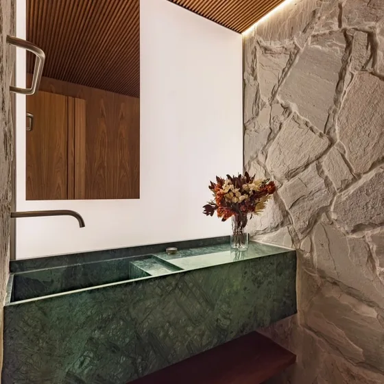 Lavabo com bancada em pedra natural