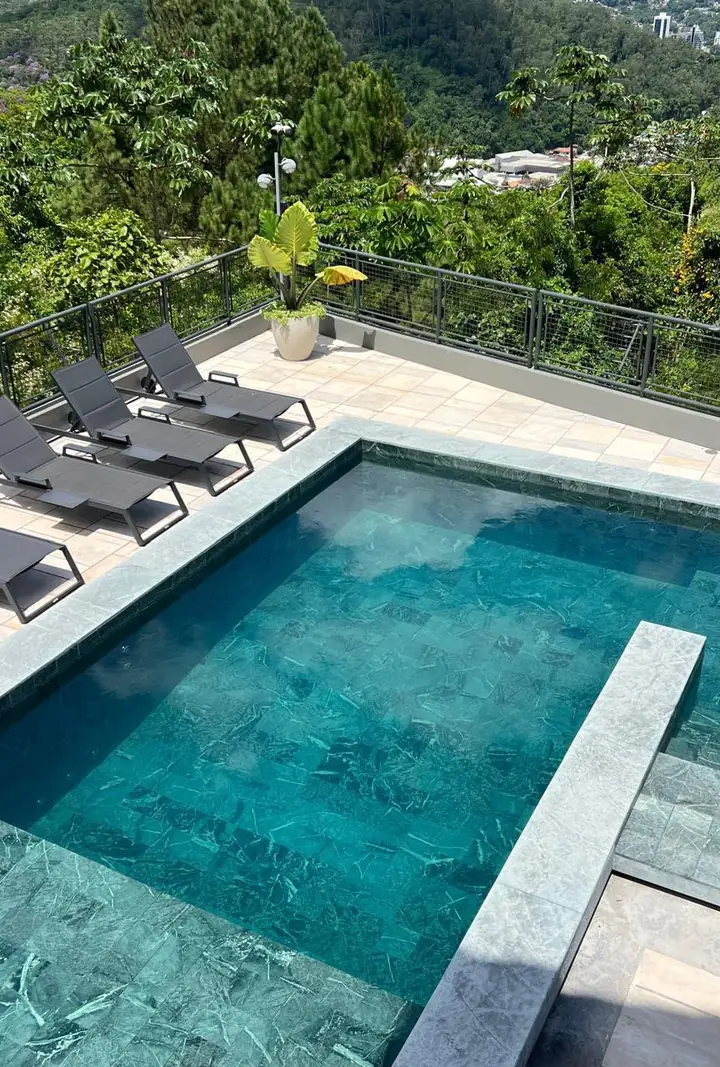 Piscina revestida em Pedra Sabão com vista para a mata